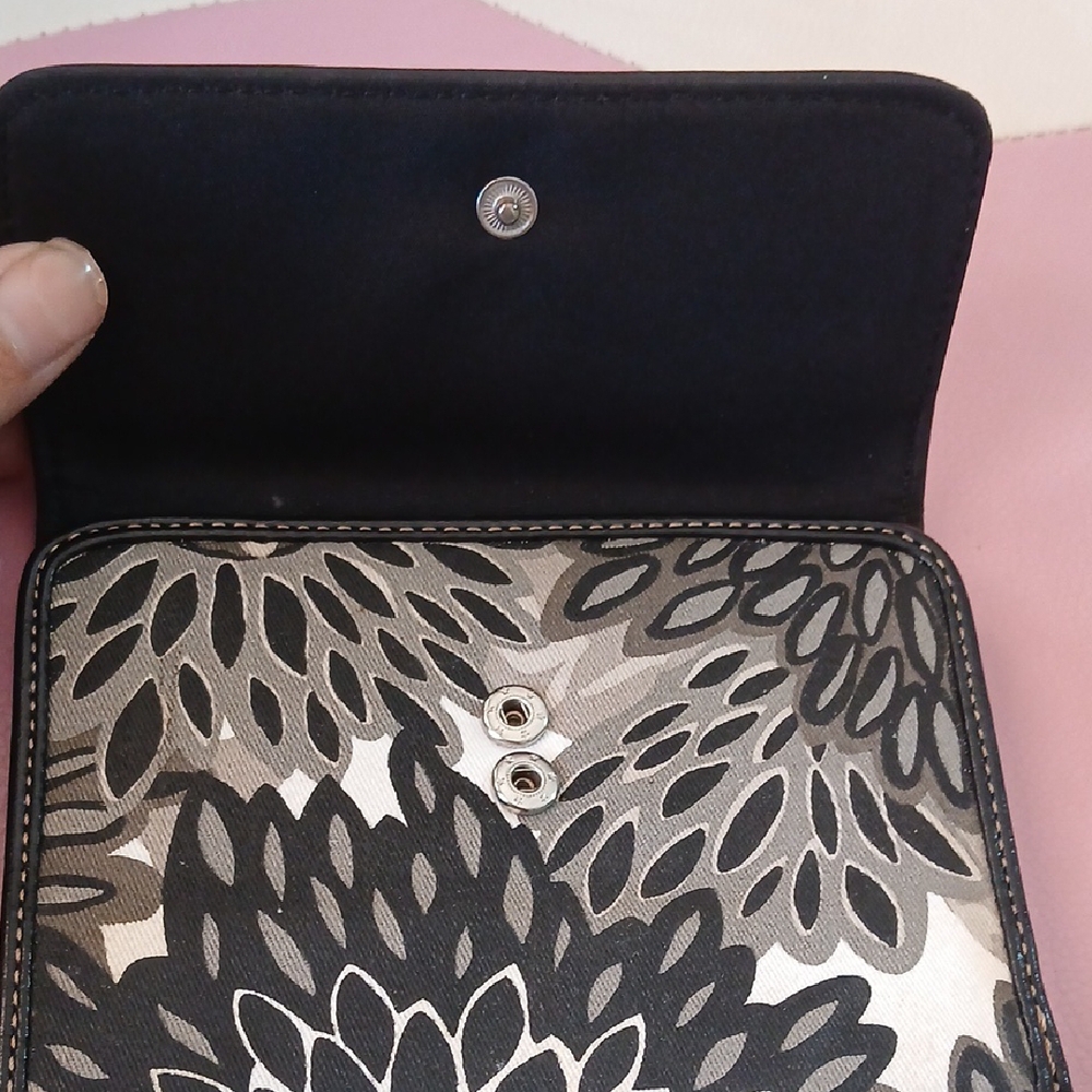 Tommy Hilfiger Black and White Floral Wallet - Picture 7 of 7